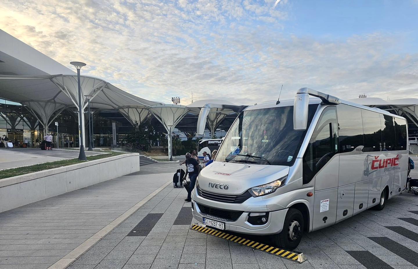 Slika bijelog čupić promet autobusa