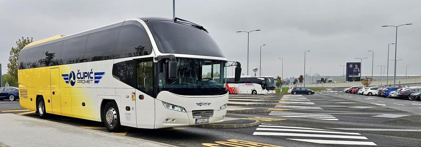 Slika žutog čupić promet autobusa