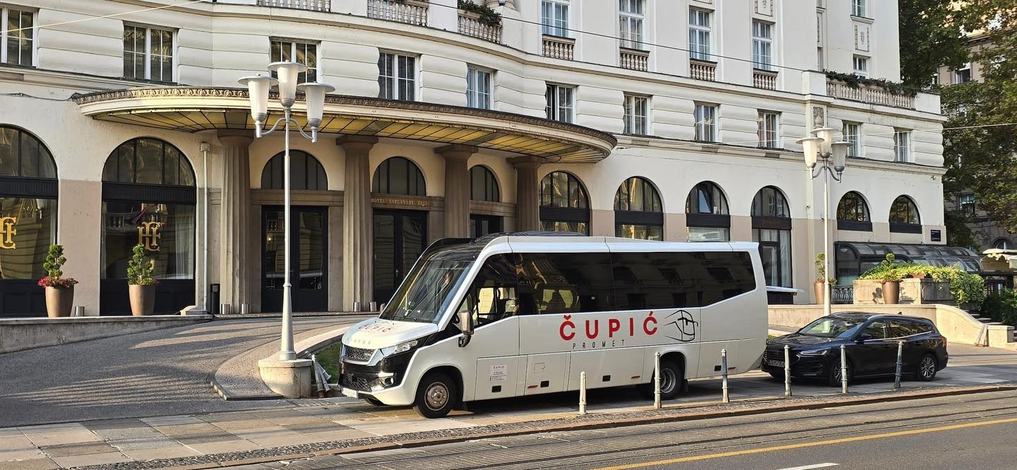 Slika bijelog čupić promet autobusa