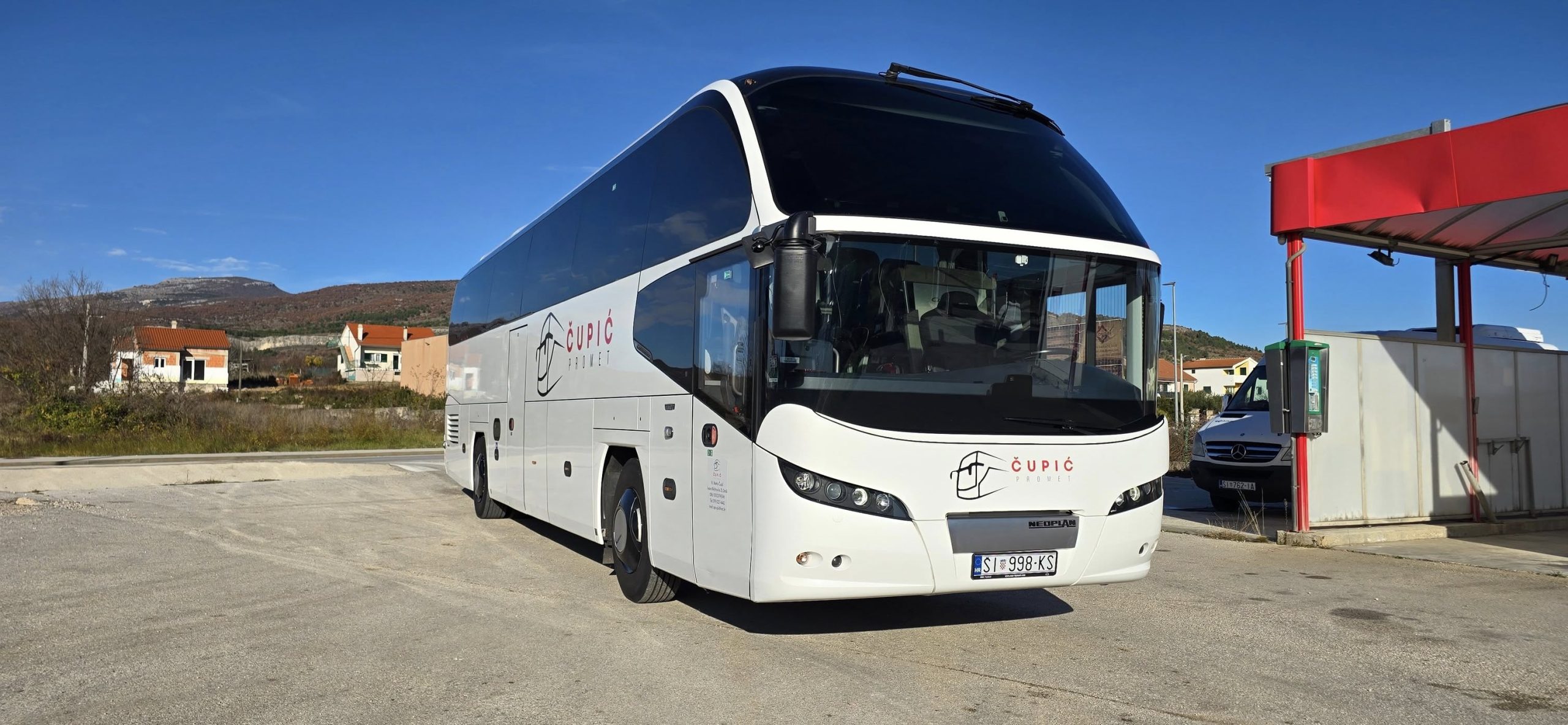 Slika bijelog čupić promet autobusa